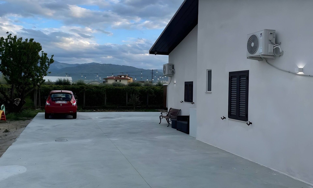 Corigliano Calabro House | Holiday Home 'Villa Sisca Oriolo' with Private Garden, Wi-Fi and Air Conditioning