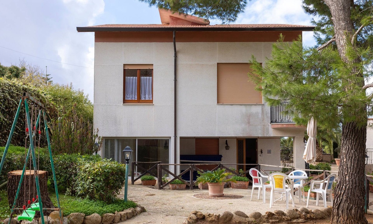 Salemi House | Holiday Home 'Villa Sofia' with Private Garden and Balcony