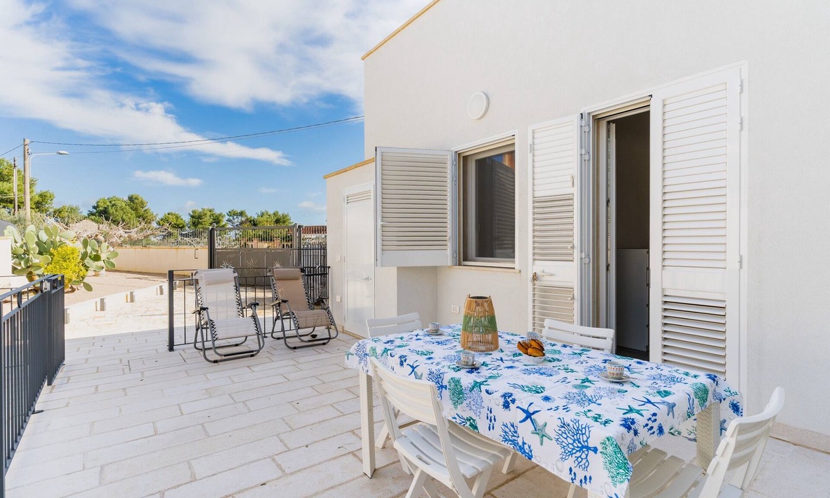 Santa Maria al Bagno House | Holiday Home 'Villino Lillo' with Shared Terrace, Wi-Fi and Air Conditioning