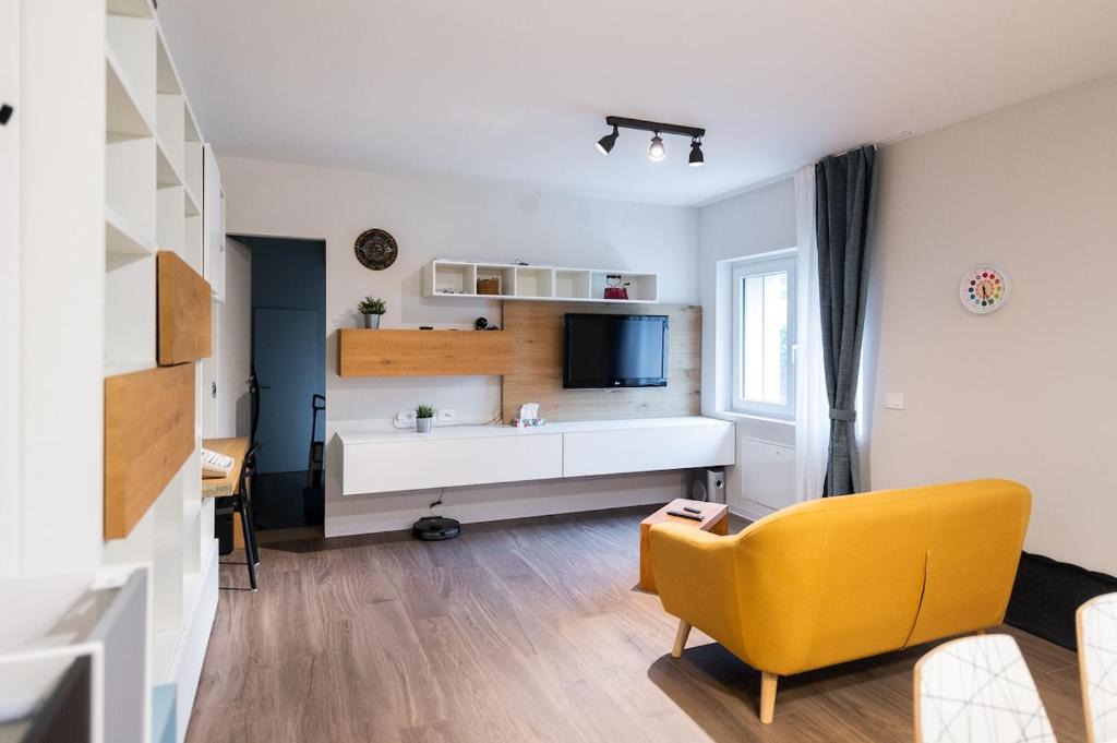 Malnate Apartment | House in Malnate