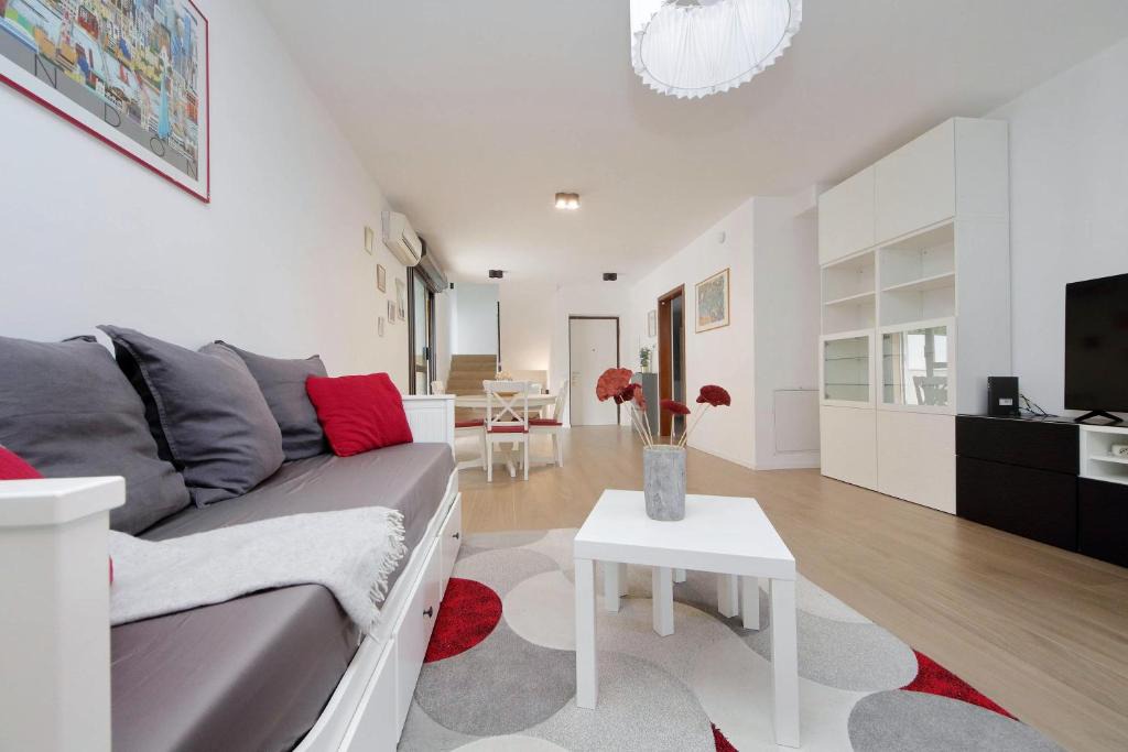 Quartiere XX Ardeatino Apartment | Il Villino di Adelchi by DomusDimore