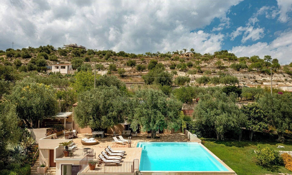 Noto House | Infinity pool villa amongst citrus groves in Noto