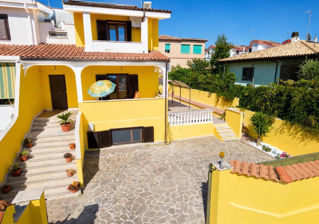 Anzio Apartment | L'ALLOGGIO DEL SOLE APARTMENTS - elegant and welcoming residence with independent apartments, shared patio and parking area, near the beach and train station with hourly trains to Rome - Lido delle Sirene, Anzio
