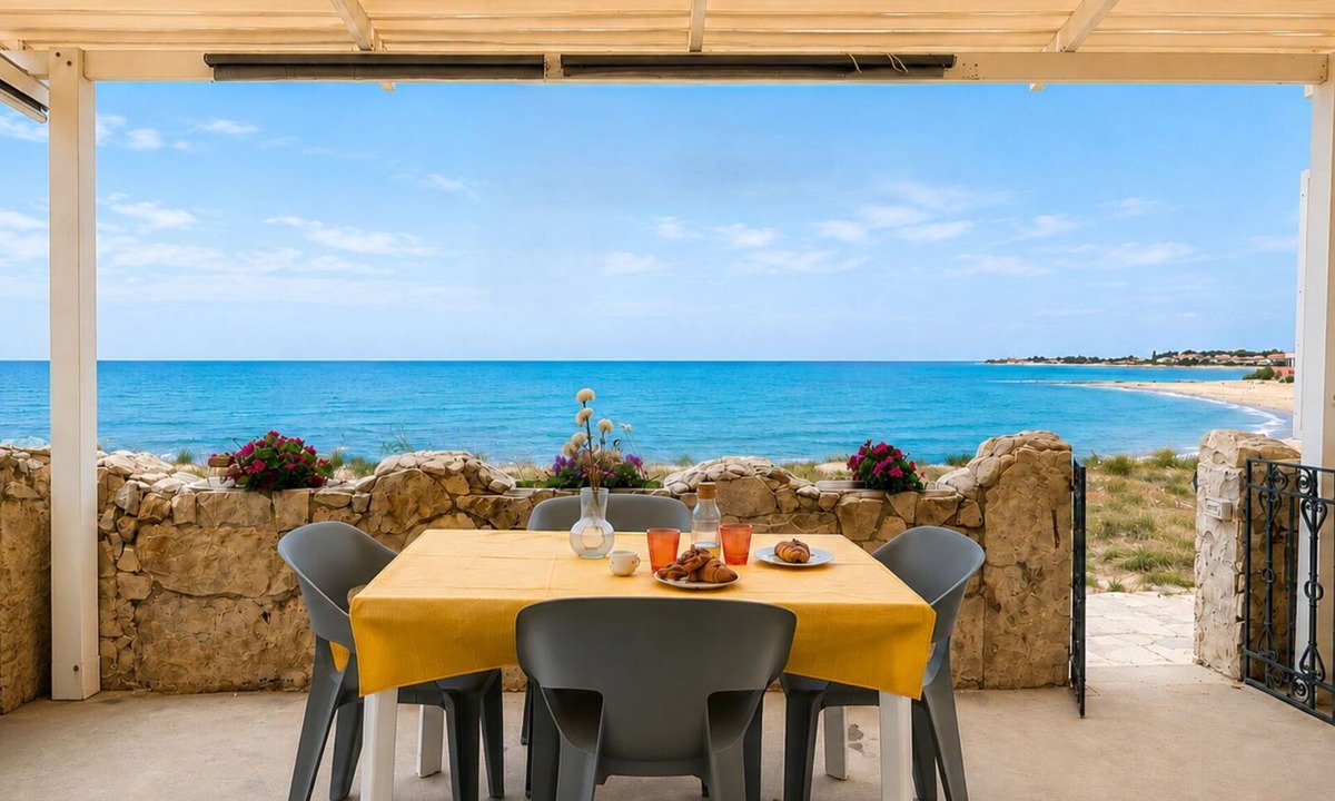 Casuzze House | La Casa in Riva al Mare by Geco Vacation Rentals