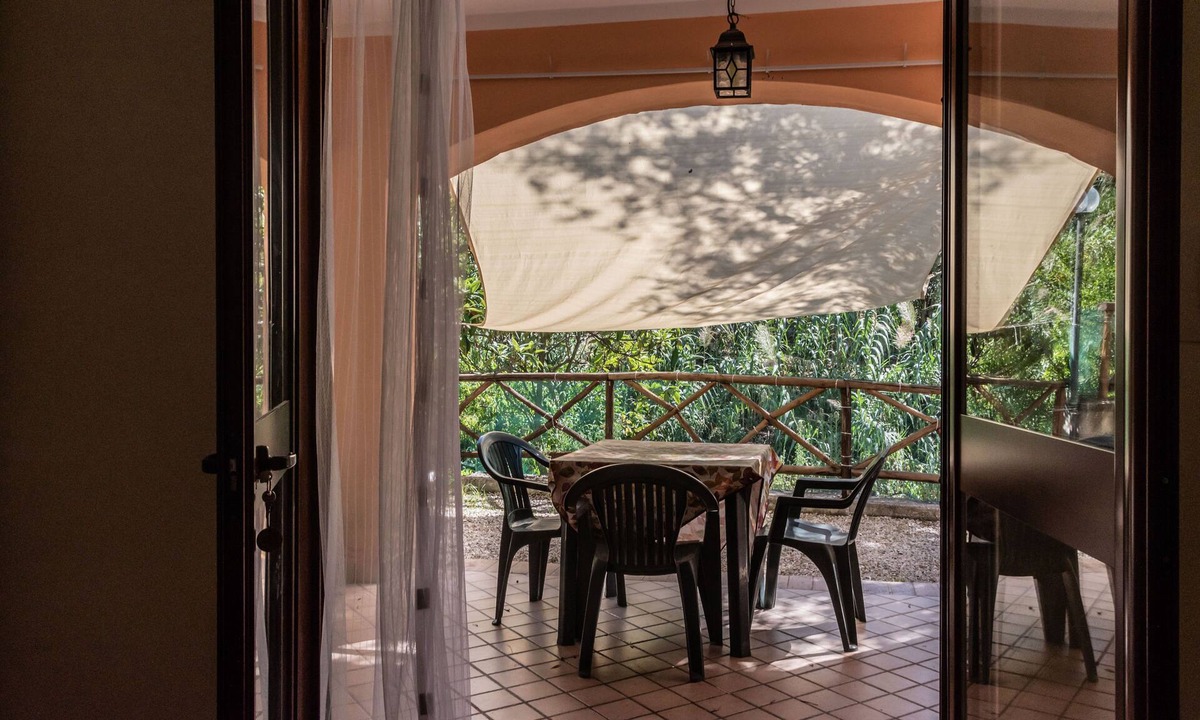 Marina Lido Apartment | La Palella, secluded two-room apartment with patio near the beaches