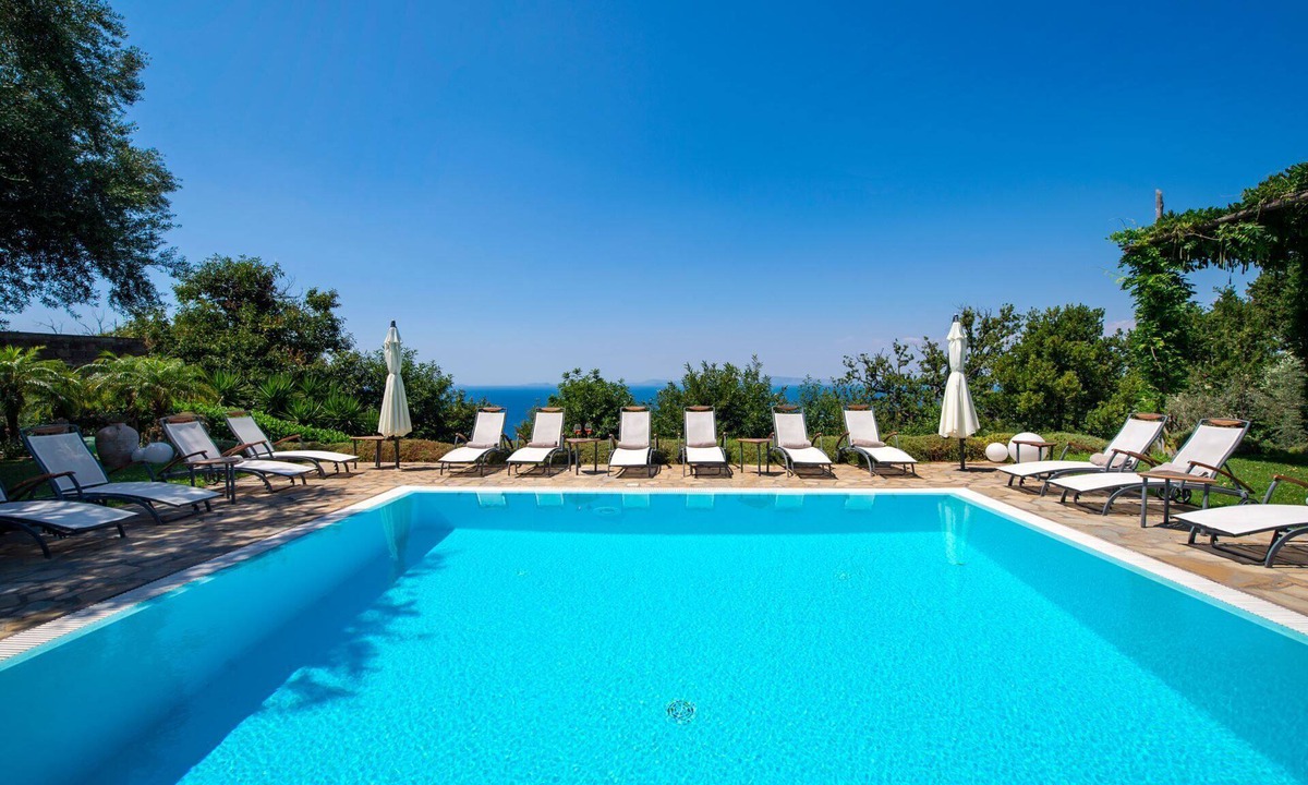 Sorrento City Centre Villa | La rosa, Luxury villa private pool Equipped With Conforts, wide garden,parking