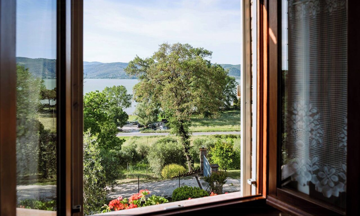 Monte del Lago House | Lake view villa in Umbria overlooking Trasimeno