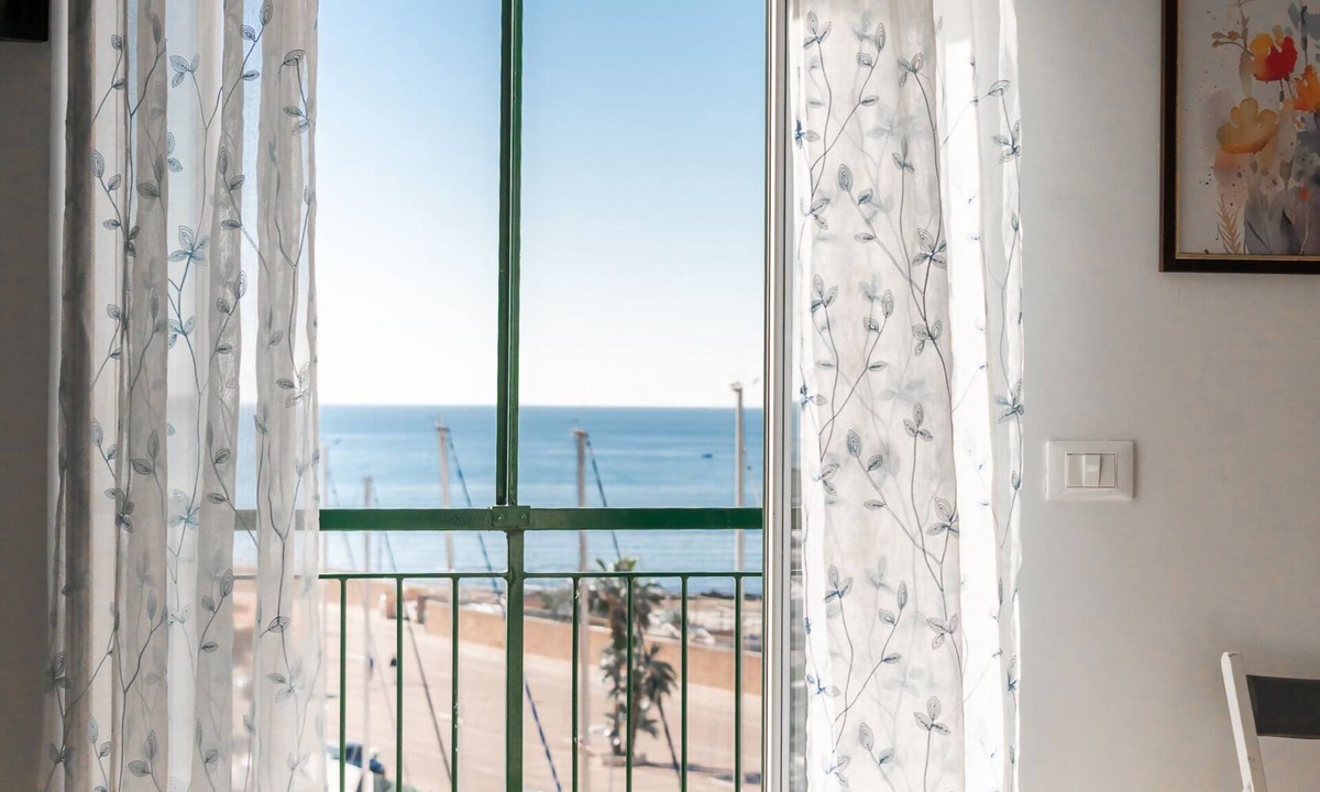 Nettuno Apartment | Lele's house above the beach