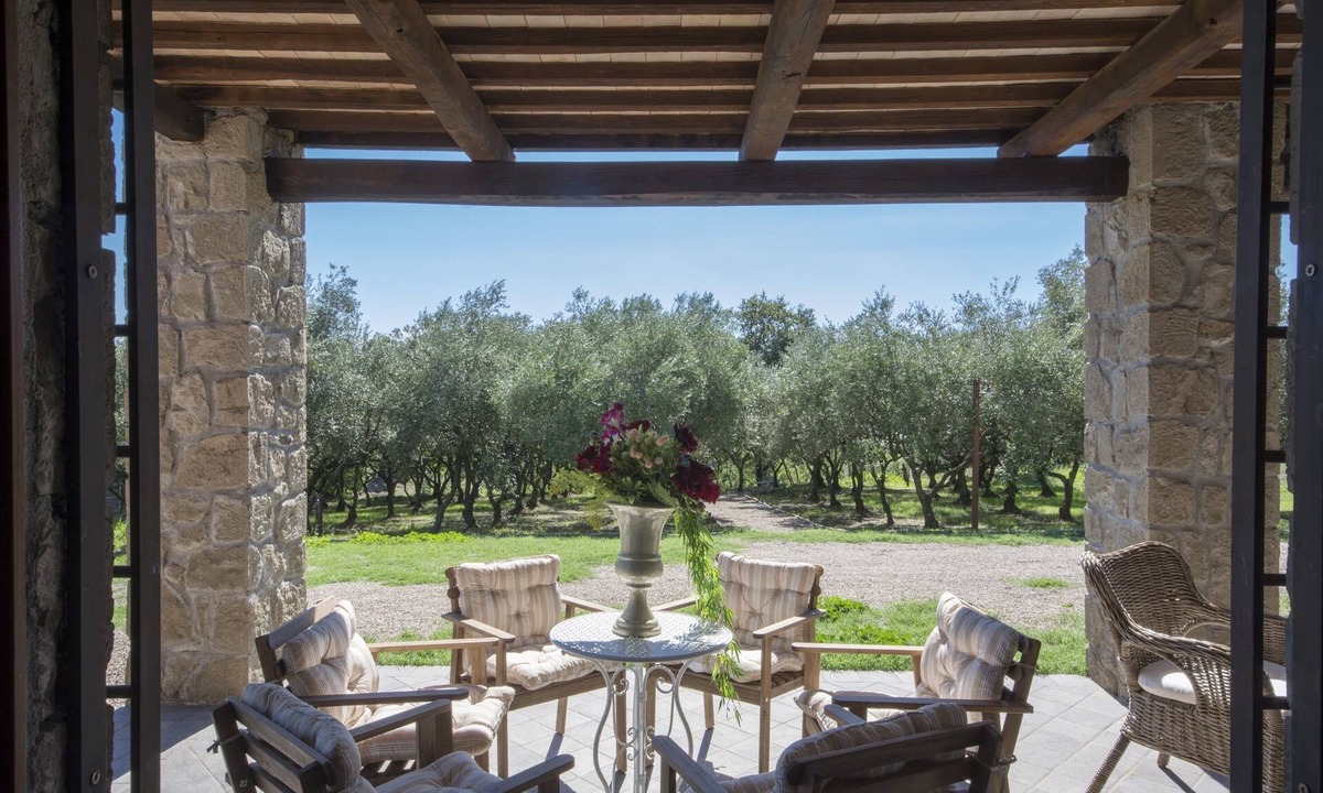 Montefiascone Apartment | Leonardo house, ground floor of a farmhouse, private patio, two and a half rooms