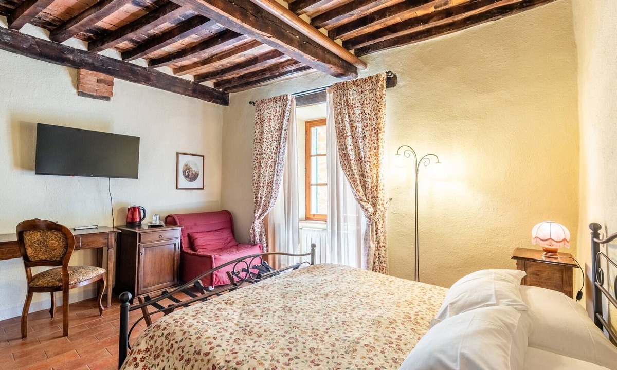 Santarello Apartment | Locanda Di Montisi Room La Giostra among the hills of Montalcino