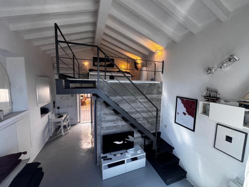 Porto Santo Stefano Apartment | Loft due livelli di design pubblicato su riviste architettura con due posti auto
