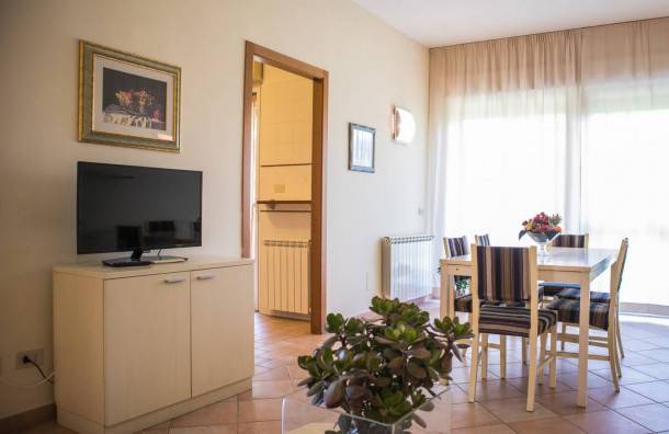 Zona XXX Castel Fusano Apartment | Long Stay Apartment Rome Area I Triangoli with backyard
