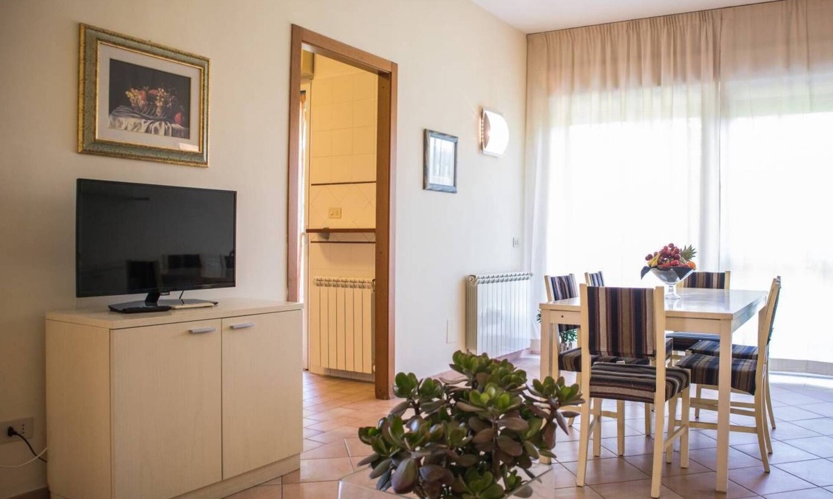 Zona XXX Castel Fusano Apartment | Long Stay Apartment Rome Area I Triangoli with backyard