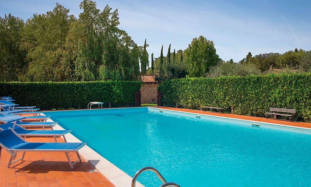 Castiglione del Lago Apartment | Lovely apartment for 4 people with WIFI, pool, TV, patio and pets allowed