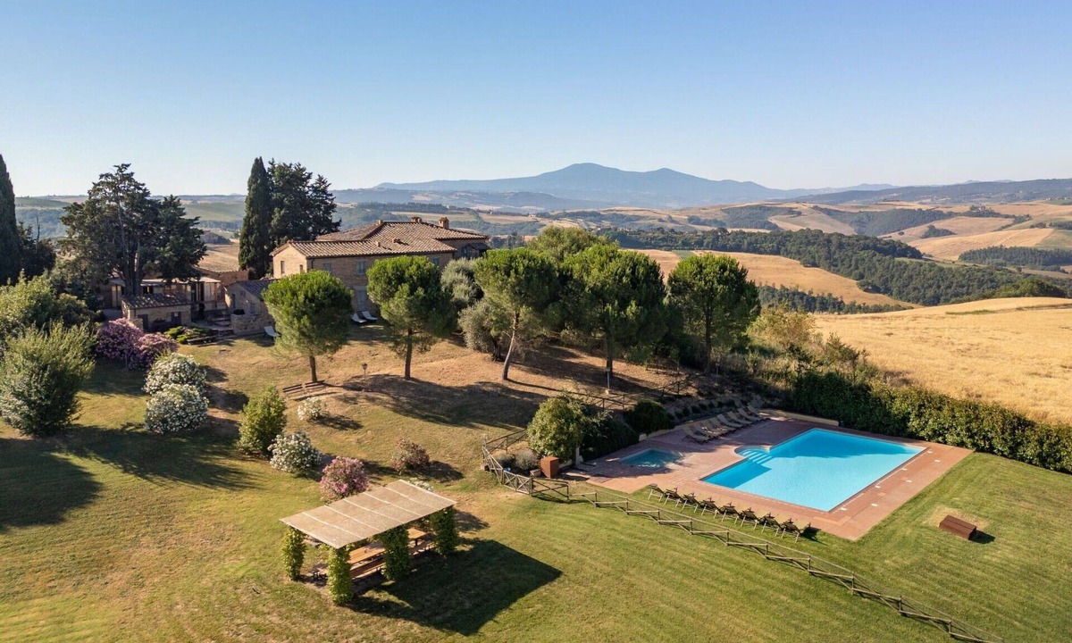Montalcino Villa | Lovely apartment in villa for 4 people with pool, WIFI, patio, pets allowed and panoramic view