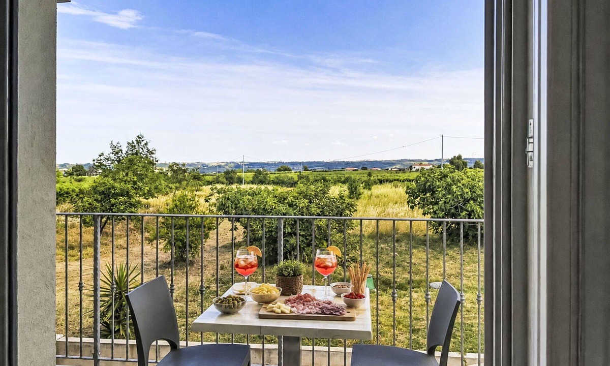 Pollutri Apartment | Lovely apartment for 5 guests with WIFI, A/C, TV, balcony, pets allowed and panoramic view