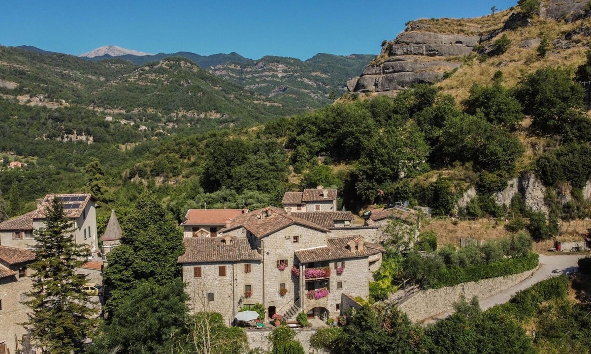 Roccafluvione Villa | Lovely apartment in villa for 5 guests with WIFI, TV, patio and pets allowed, close to Ascoli Pi.