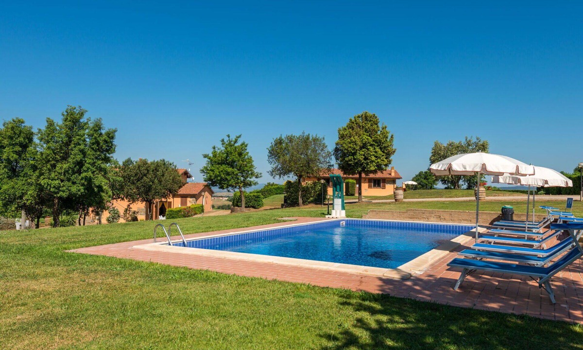 Scansano Villa | Lovely apartment in villa for 4 guests with pool, A/C, WIFI, TV, terrace and pets allowed
