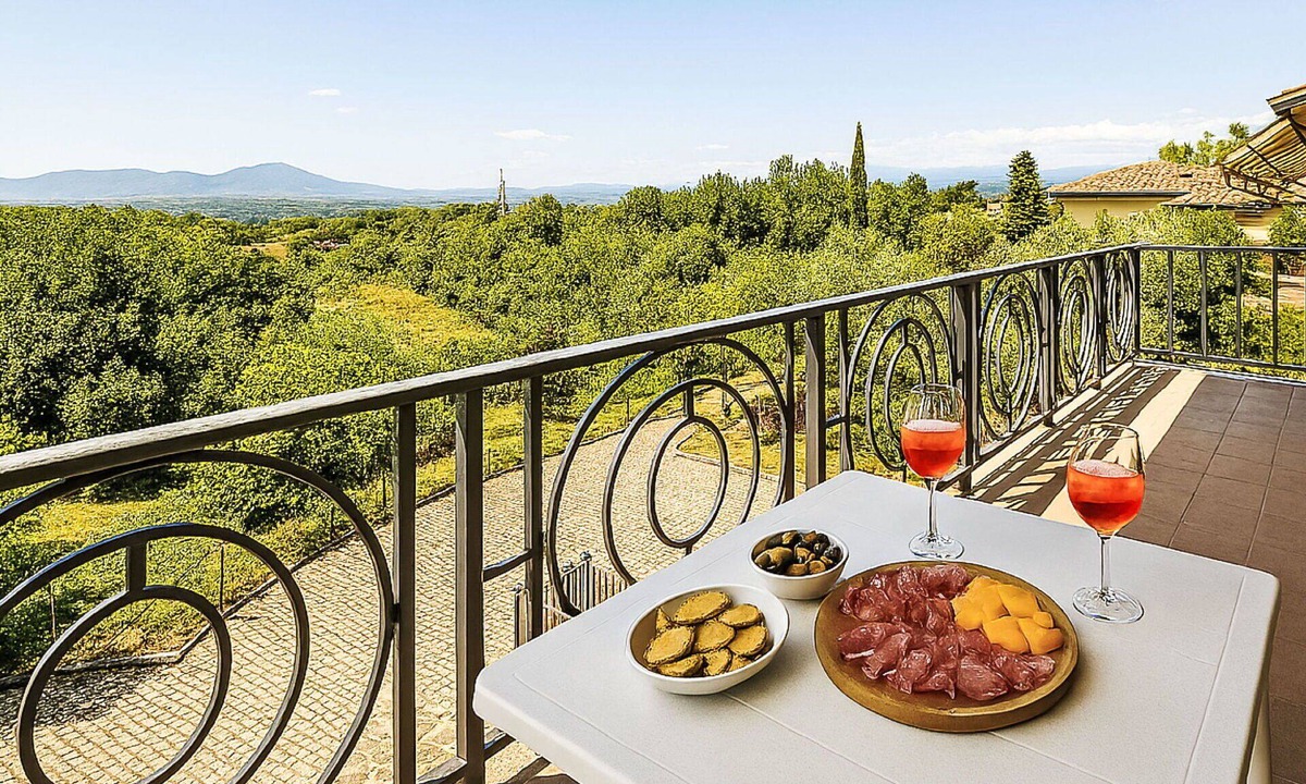 Montopoli in Val d'Arno Apartment | Lovely apartment for 4 people with WIFI, TV, patio, pets allowed and panoramic view
