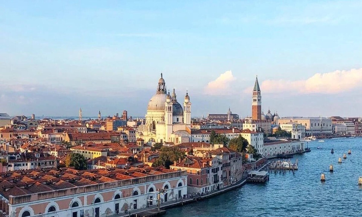 Dorsoduro Apartment | Luxury Canal-View Apartment Overlooking San Trovaso Church & Gondola Yard