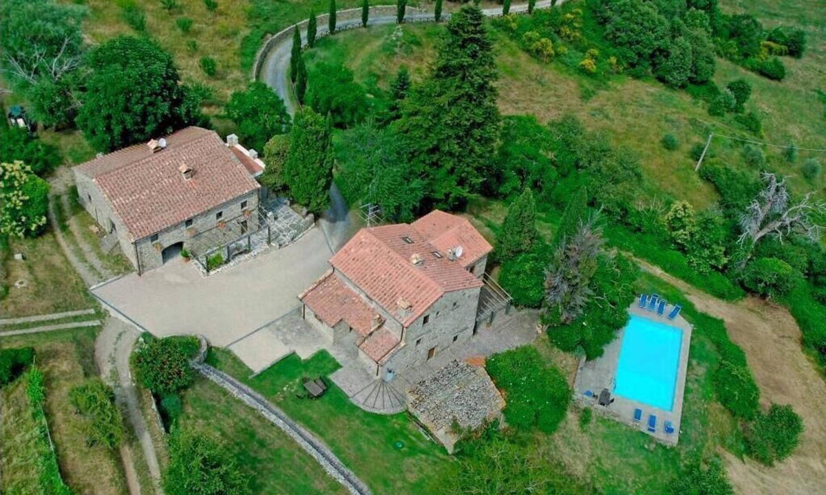 Caprese Michelangelo Villa | Luxury Historic Tuscan Farmhouse with swimming pool overlooking the Tiber Valley