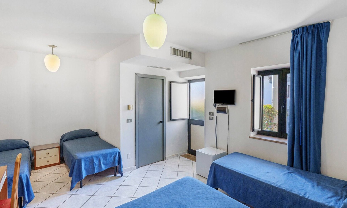 Laura Apartment | Marina Living Rooms – Comfort Quadruple Room with Shared Pool, Wi-Fi & Air Conditioning