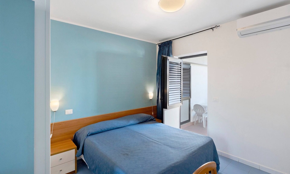 Laura Apartment | Marina Living Rooms – Economy Double Room with Shared Pool, Wi-Fi & Air Conditioning