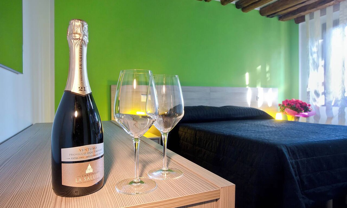 Cannaregio Apartment | New apartment with wifi and exposed beams with lift behind Misericordia