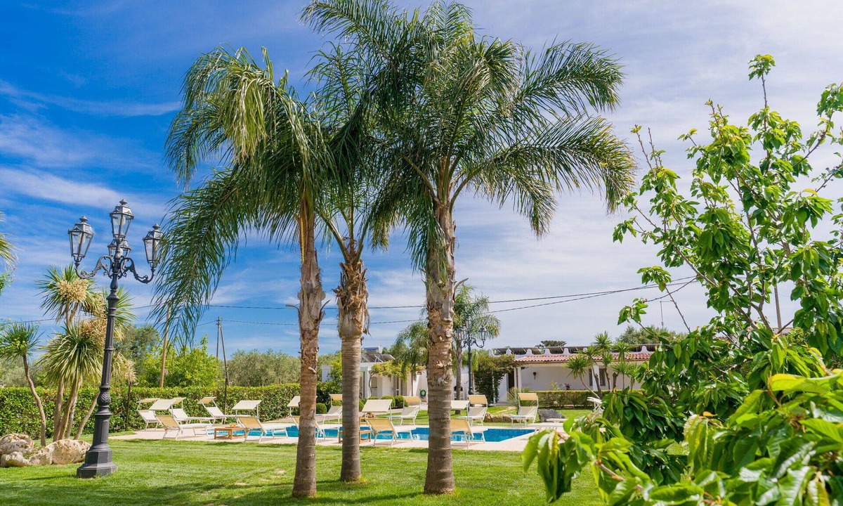 San Vito dei Normanni Villa | Nice apartment in villa for 5 guests with WIFI, pool, A/C, TV and veranda, close to Ostuni