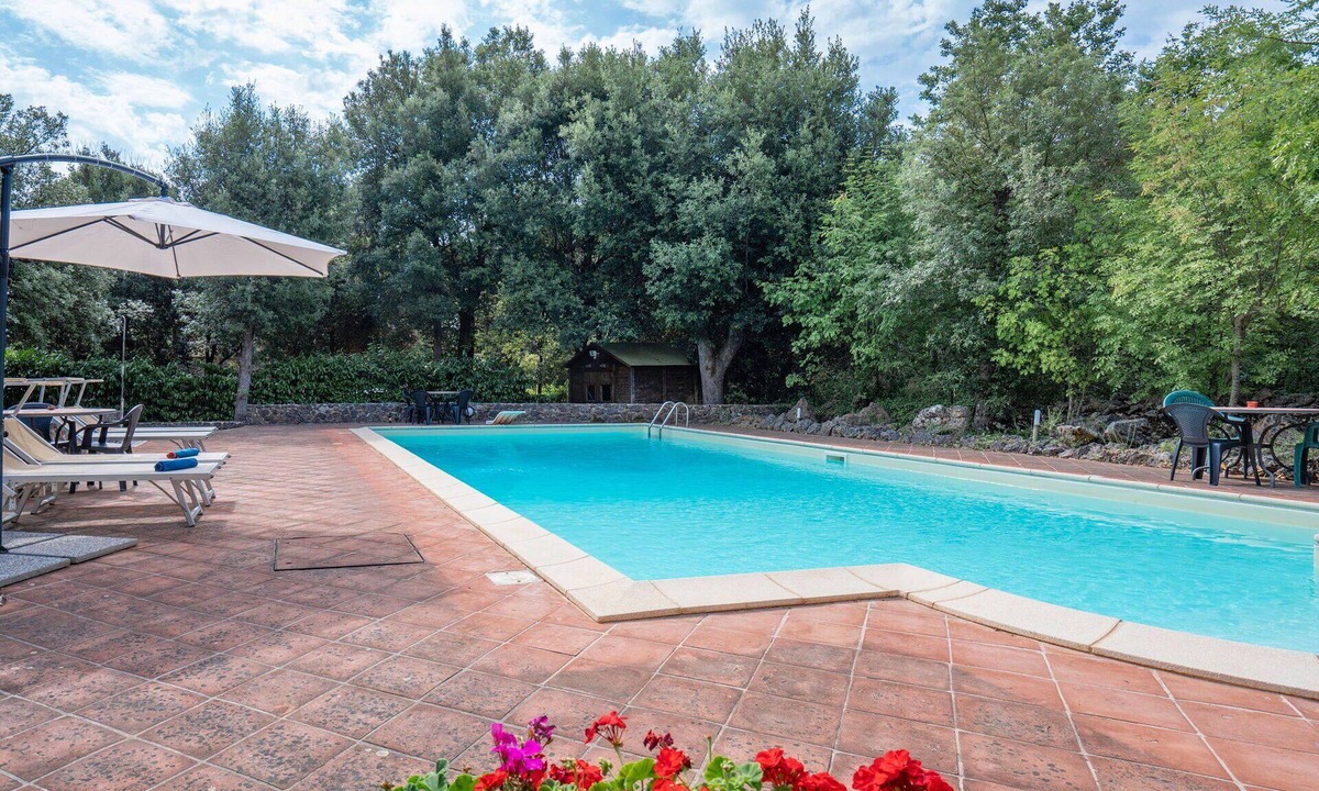 Monteriggioni Apartment | Nice apartment for 4 people with pool, WIFI, TV and veranda, close to Siena