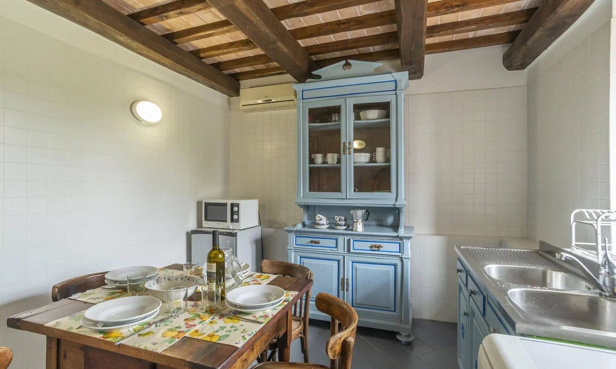 Agello Bed & Breakfast | Nice room for 6 guests with WIFI, A/C, private pool, TV, veranda and pets allowed, close to Peru.
