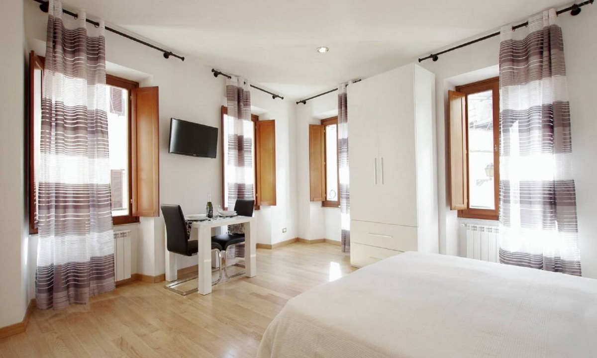 Rione XI Sant'Angelo Apartment | Old Rome area-6 pax-Silent-Air conditioned-Historical Roman building