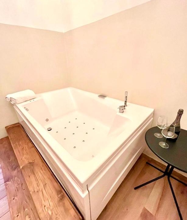 Rione VIII Sant'Eustachio Apartment | Pantheon Luxury Jacuzzi Apartment
