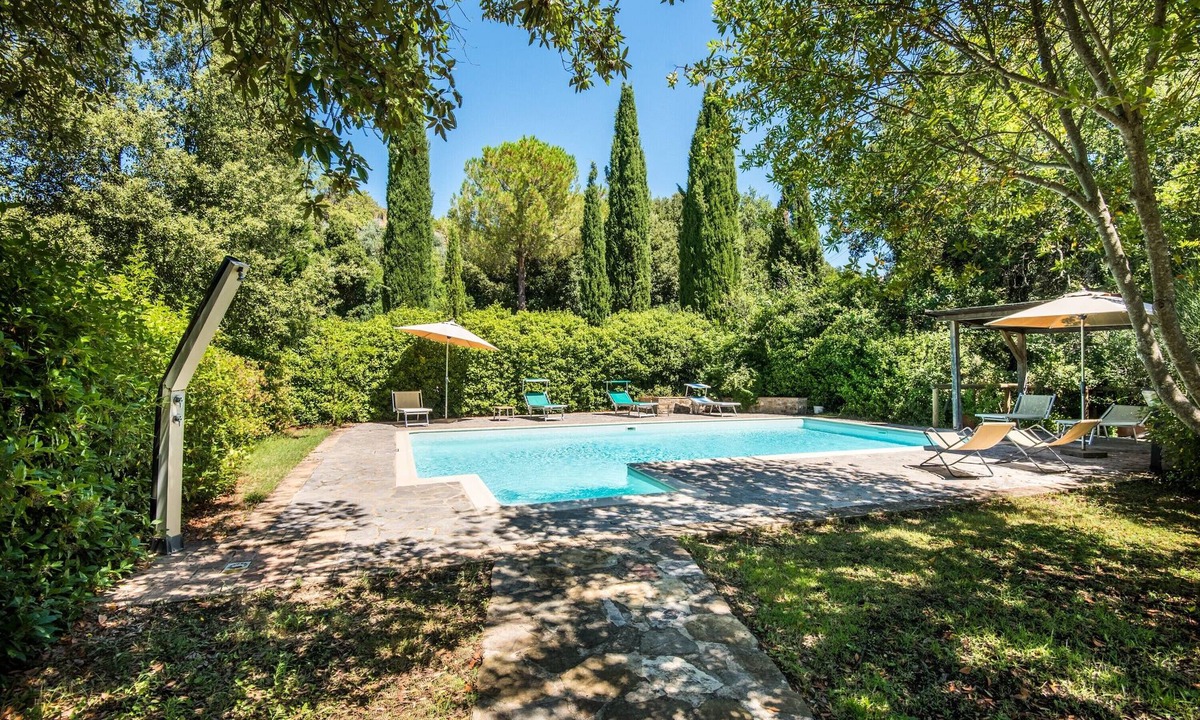 Sant'Angelo In Colle House | Podere Giardino Wine & Bed – Glicine Apartment: Country House with Pool, Wi-Fi & AC