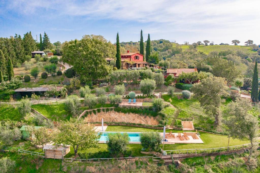 Scansano Villa | PODERE TORRICELLE 69B INDEPENDENT COUNTRY COTTAGE for max 4, pool, jacuzzi, bbq, 2 bedrooms and 1 bath, 2nd bath by pool-Upon request for extra cost, a room in main villa with private bathroom, kitchen ,bbq, see PODERE TORRICELLE 69B FULL SERVICED ROOM