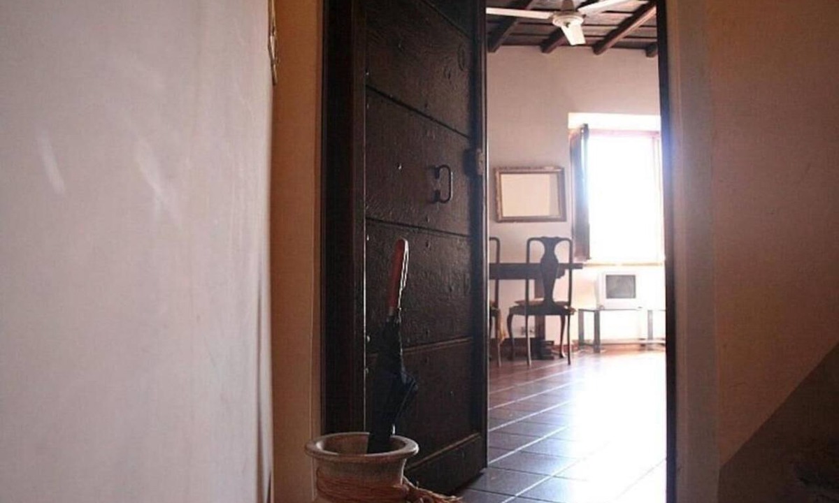 Rione VII Regola Apartment | Portico d'Ottavia, heart of ancient Rome