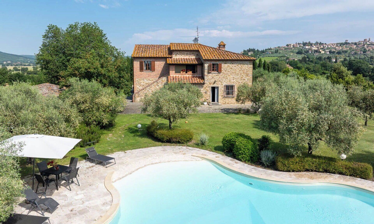 Lucignano Villa | Private Villa with hot tub, WIFI, private pool, balcony, pets allowed, close to Montepulciano