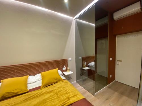Old Town House | Queen Room in Centro a Modena - Comfort, Privacy & Free Parking