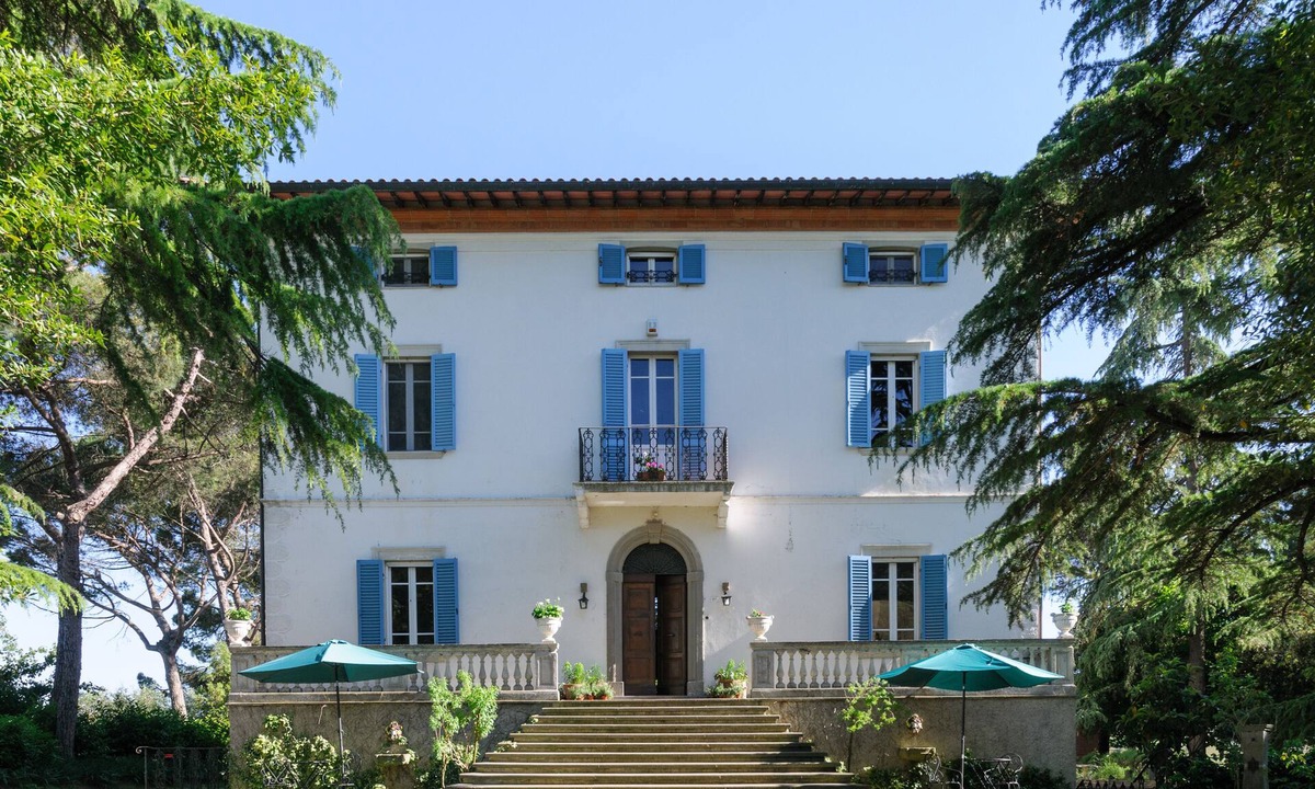 Castiglione del Lago Villa | Ridiculously Beautiful Villa. Lake View, Large Private Garden, Olives, Vineyards
