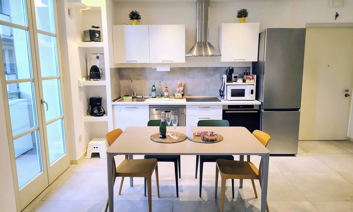Pisa City Centre Apartment | River and Tower Pisa. Apartment in the heart of the Lungarni near Leaning Tower