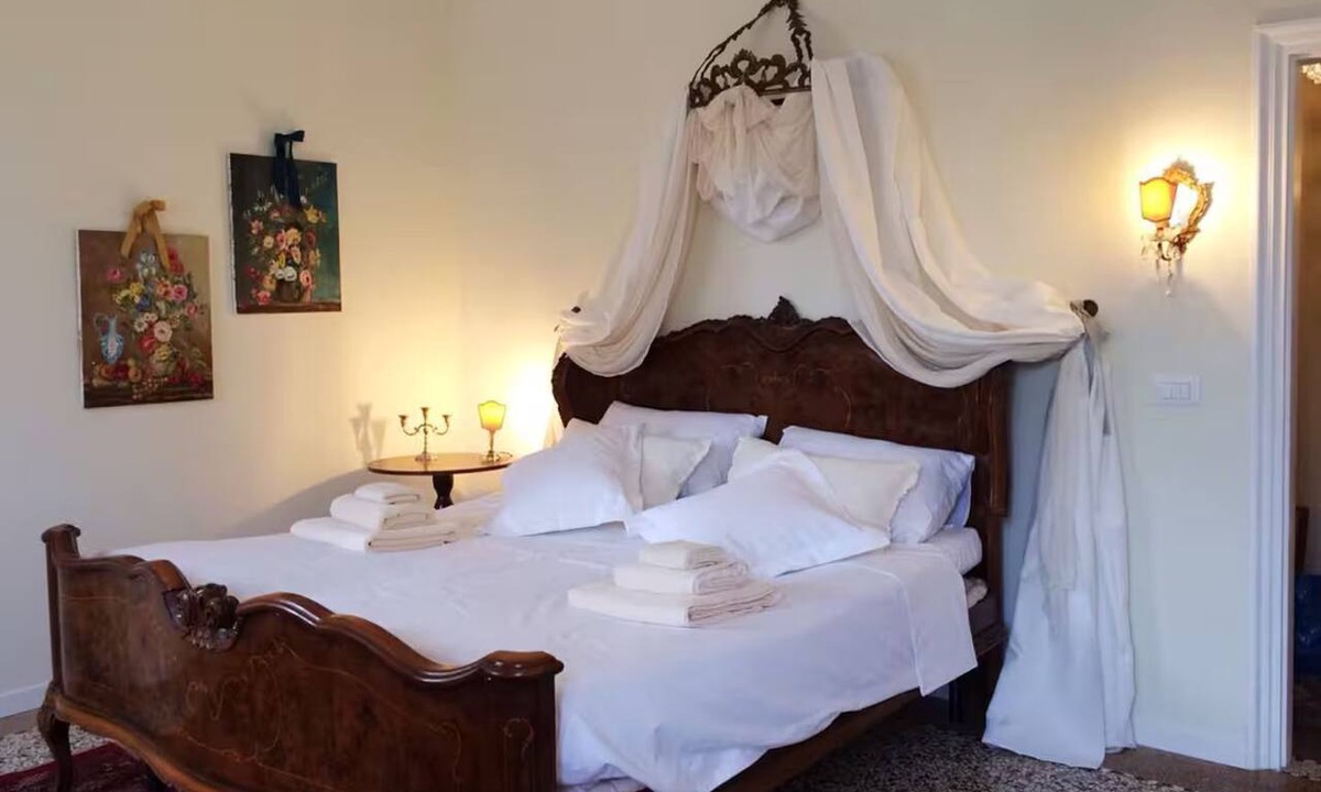 Marghera Apartment | Romantic Hideaway Near Venice - Excellent Transport Links & Handy Free Parking