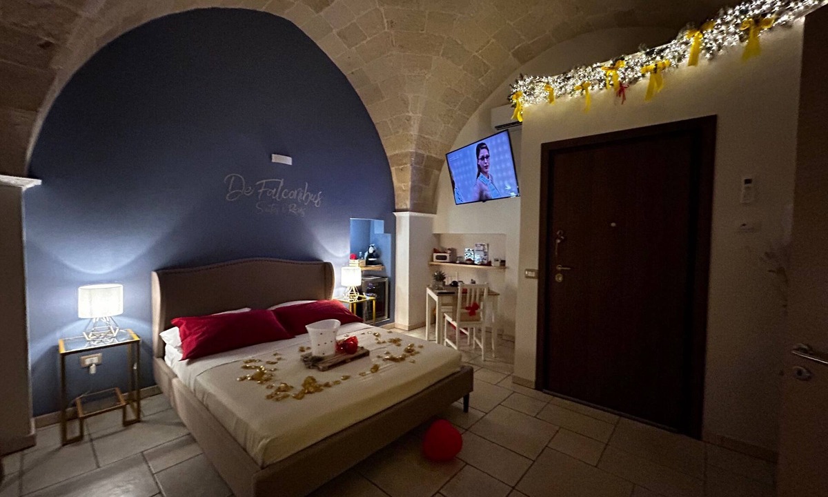 Pulsano Bed & Breakfast | Romantic Spa Suite with Jacuzzi – Historic Pulsano Escape