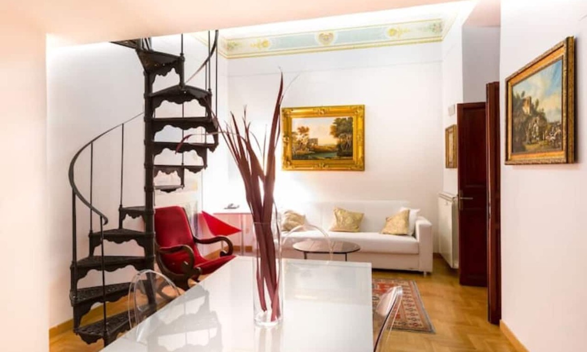 Repubblica Apartment | Rome Apartment Trevi Spagna Charme, Barberini Metro Station