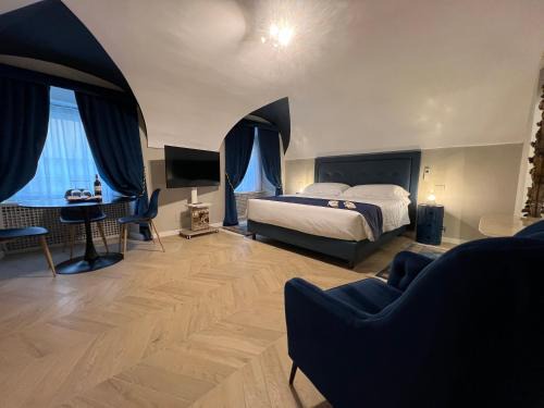Rione II Trevi Apartment | Rome luxury blue suites- IMPERIAL