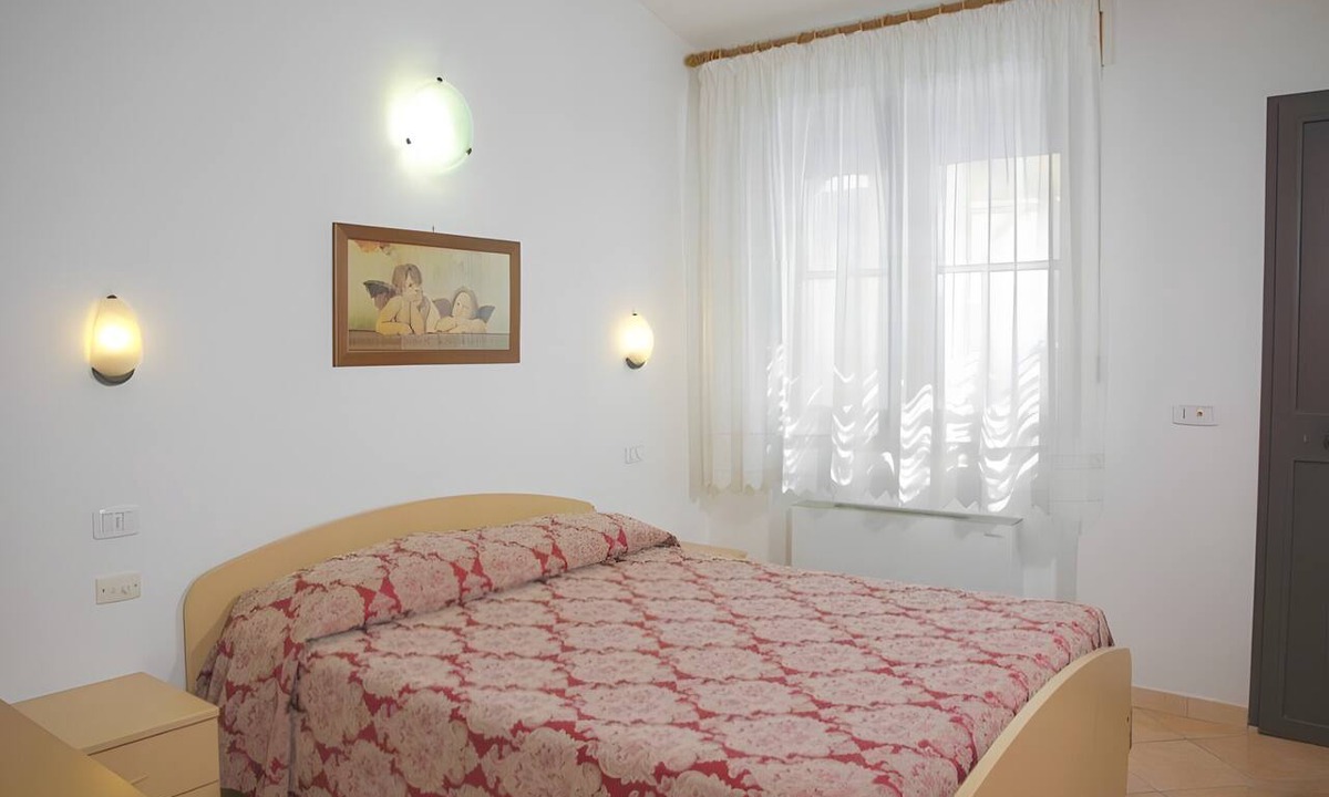 Grosseto Apartment | Room 'Camera Vicino Al Mare' with Balcony, Wi-Fi and Air Conditioning