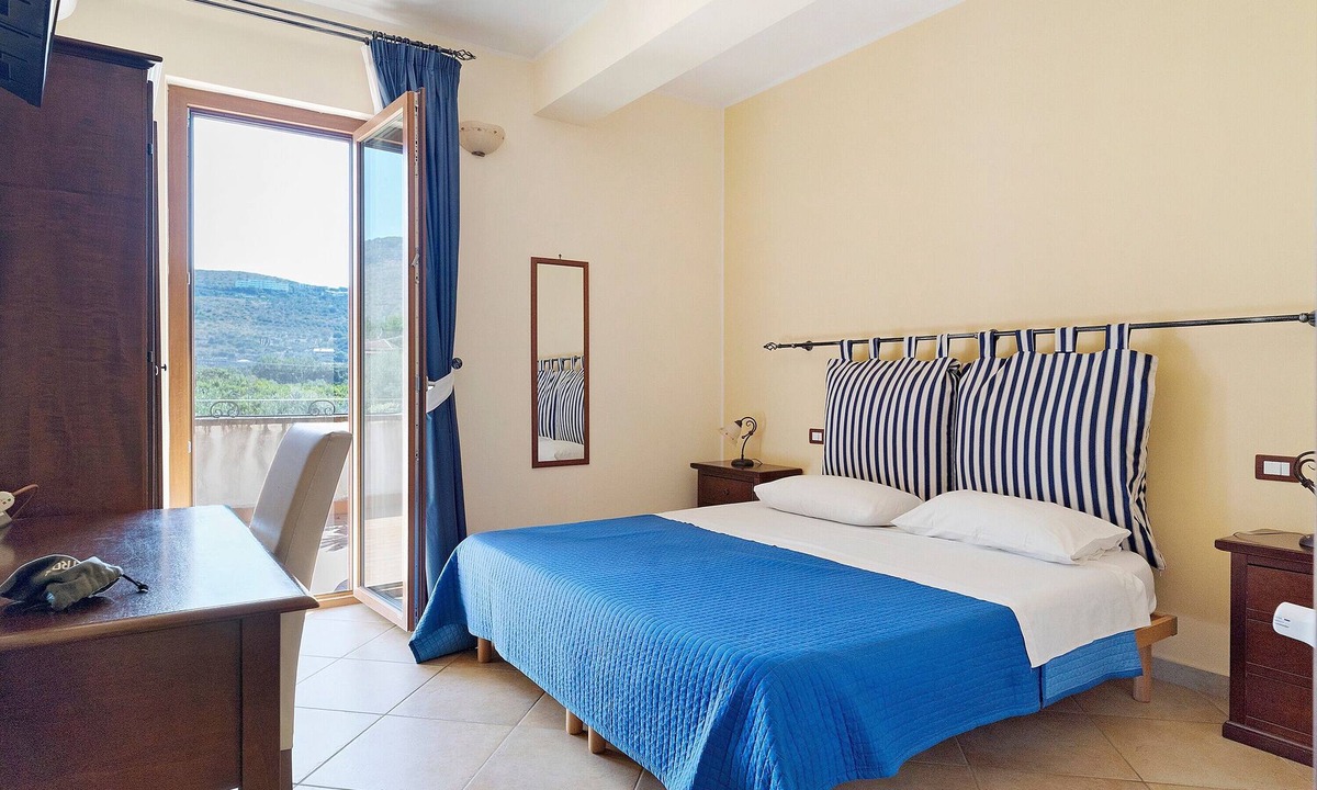 Castelforte Apartment | Room 'Doppia' with Shared Pool, Wi-Fi and Air Conditioning