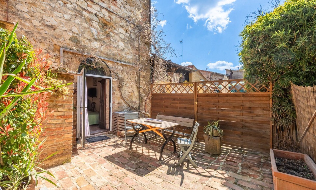 Vescovado Apartment | Room 'Salice - Antiche Dimore Di Vescovado' with Shared Pool and Garden