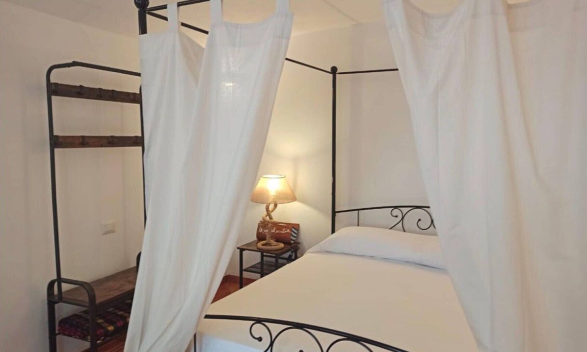Ponza Apartment | Room 'Villa Le Palette - Gerani' with Sea View, Wi-Fi and Air Conditioning