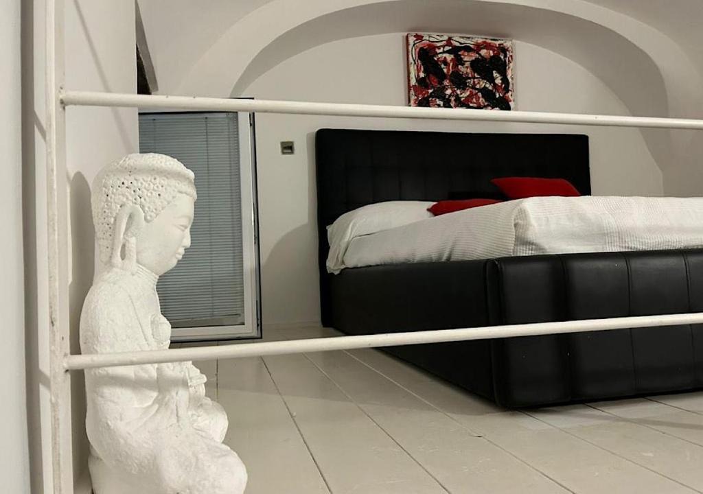 Vittorio Emanuele Apartment | ScarletHouse