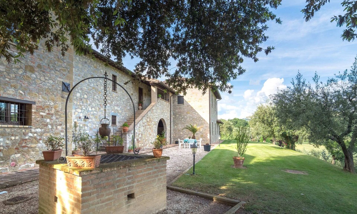 Ramazzano House | Secluded Mansion in Perugia with Hot Tub